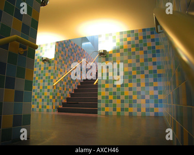 Innenraum mit gefliesten Treppen im Groninger Museum Groningen Niederlande Stockfoto