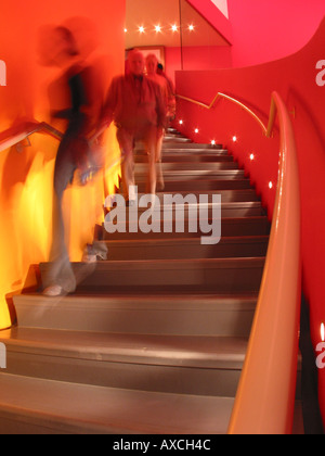 zwei Personen absteigende Treppe bei Groninger Museum Groningen Niederlande Stockfoto