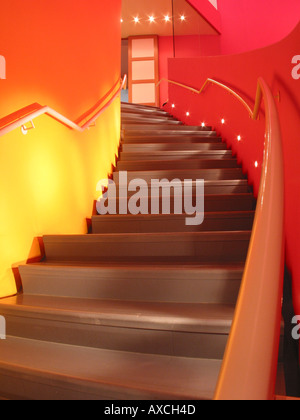 rotem Interieur des Groninger Museums mit Wendeltreppe Groningen Niederlande Stockfoto