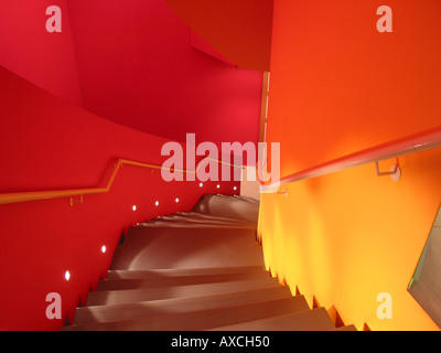 rotem Interieur des Groninger Museums mit Wendeltreppe Groningen Niederlande Stockfoto