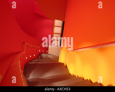 rotem Interieur des Groninger Museums mit Wendeltreppe Groningen Niederlande Stockfoto