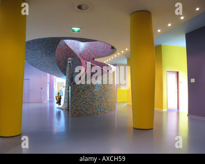 Innenraum des Groninger Museums mit Wendeltreppe Groningen Niederlande Stockfoto