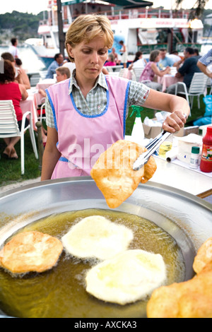 Frau, die kroatischen Kochen Fishermans nachts Ribarska Noc Kai Makarska Kroatien Stockfoto