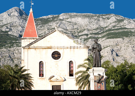 St Marks Cathedral und Bruder Andrija Kacic Miosic Makarskas Haupt-Statue square Makarska Kroatien Stockfoto