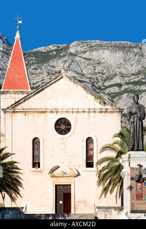 St Marks Cathedral und Bruder Andrija Kacic Miosic Makarskas Haupt-Statue square Makarska Kroatien Stockfoto