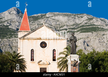 St Marks Cathedral und Bruder Andrija Kacic Miosic Makarskas Haupt-Statue square Makarska Kroatien Stockfoto