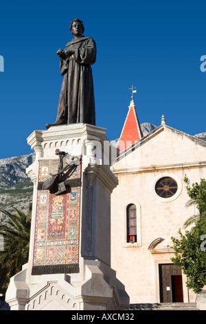 St Marks Cathedral und Bruder Andrija Kacic Miosic Makarskas Haupt-Statue square Makarska Kroatien Stockfoto