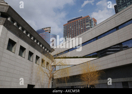 New York City Stillleben. Im Vordergrund steht das Museum of Jewish Heritage, im Hintergrund, mehrere Wohnhäuser. Stockfoto