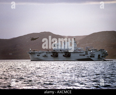 Die Royal Navy Helicoptor Träger HMS Ocean in Loch Ewe Schottland A Seaking Mk 6 845 NAS hat nur aus seinem Deck gehoben. Stockfoto