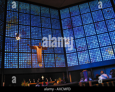 blaues Glas Windows gesehen von innen neue Kirche in der Nähe von Kaiser Wilhelm Gedachtniskirche Berlin Deutschland Stockfoto