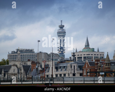 Der BT British Telecom-Turm ist ein Wahrzeichen, das viele Leute für Orientierung in der Stadt London UK benutzen Stockfoto