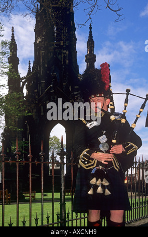 Pfeifer bei Sir Walter Scott Monument Princes Street Edinburgh Schottland Stockfoto