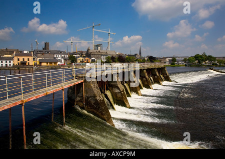 Lachs springen Weir, River Shannon in Athlone, County Roscommon, Irland Stockfoto