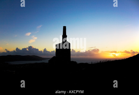 19. Jahrhundert altes Kupfer Mine Ruinen, Allihies Dorf, Beara Halbinsel, County Cork, Irland Stockfoto
