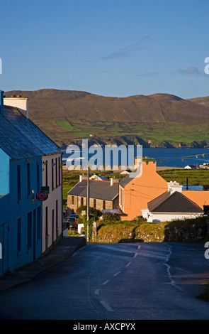 Am frühen Morgen auf dem Wilden Atlantik Weg Allihies Dorf Hauptstraße, Beara Halbinsel, County Cork, Irland Stockfoto