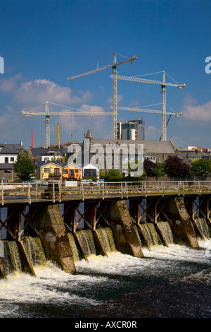 Salmon Leap Weir und fernen Bau Krane, Athlone Stadt Counties Roscommon/Westmeath, Irland Stockfoto