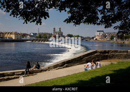 Lachs springen Weir, Athlone, County Roscommon, Irland Stockfoto