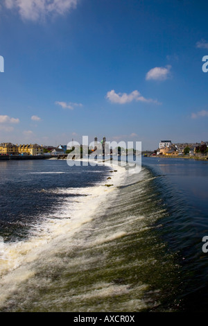 Lachs springen Weir, Athlone, County Roscommon, Irland Stockfoto