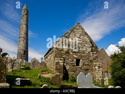 St. Declan des 5. Jahrhunderts klösterlichen Website mit den runden Turm und St. Declan Oratorium, Ardmore, Grafschaft Waterford, Irland Stockfoto