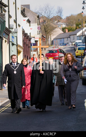 Blaenavon Rat der Kirchen Karfreitags-Prozession der Gerichtsmediziner Dr. Leo Dalton durch Blaenafon Stadtmitte Torfaen South Wales UK EU Stockfoto