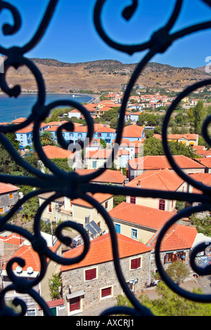 BLICK ÜBER PETRA IN DER NÄHE VON MOLYVOS LESBOS VON DER VENEZIANISCHEN KIRCHE Stockfoto