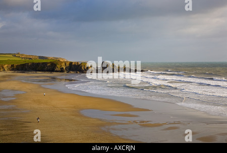 Menschen auf stürmischen Bunmahon Strang, The Copper Coast, Grafschaft Waterford, Irland Stockfoto