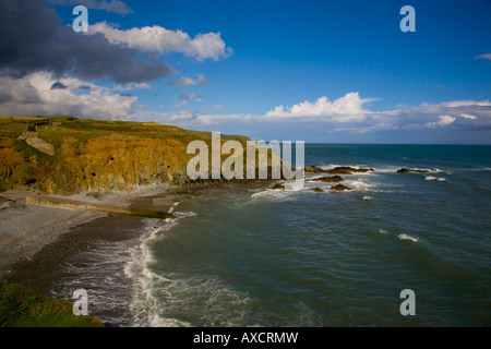 Stufe Cove in der Nähe von Bunmahon, von wo aus Kupfererz während des 19. Jahrhunderts nach Swansea, Südwales, Kupfer Küste, County Waterford, Irland exportiert wurde. Stockfoto