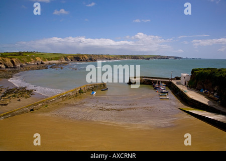 Luftaufnahme des Boatstrand Hafens, der Copper Coast Geopark, Grafschaft Waterford, Irland Stockfoto