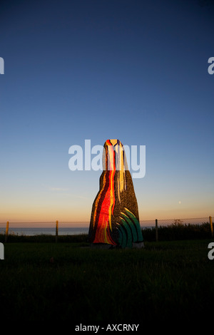 Zeitgenössische Skulptur Darstellung "Eis, Feuer und Wasser" an Boatstrand, der Copper Coast Geopark, Grafschaft Waterford, Irland Stockfoto