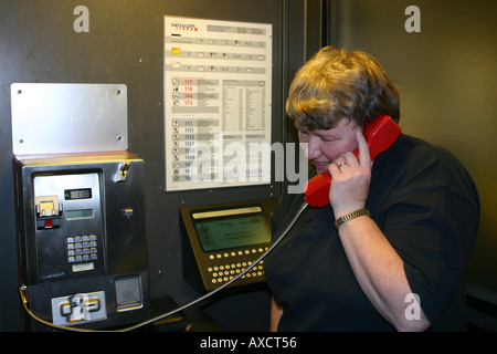 Dame mit Telefon im öffentlichen Feld anrufen. Stockfoto
