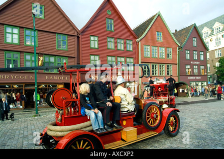 Feuerwehr-Parade. Bryggen am Wasser. Bergen.Norway Stockfoto