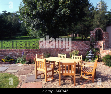 Holz Garten Tisch und Stühle auf der Terrasse Stockfoto