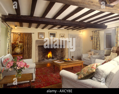 Traditionelle Wohnzimmer mit Eichenbalken und einem großen Kamin Stockfoto