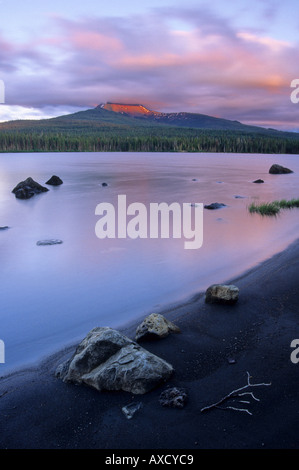 Sonnenuntergang Farben die Hänge des Mount Washington über Big Lake im Willamette National Forest Cascade Mountain Range Oregon USA Stockfoto