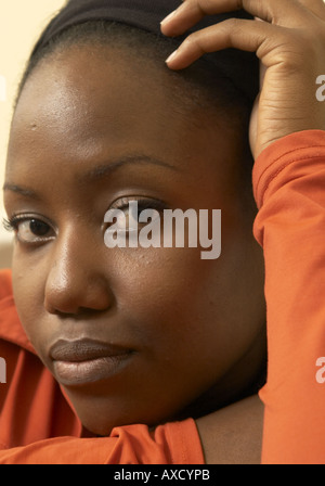 Porträt von afrikanischen Frauen in frühen zwanziger Jahren Augenkontakt Stockfoto