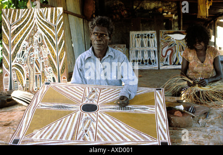 David Daymirringu Malangi berühmten Aborigine-Künstler malen eine Rinde der Milmildjark Träumen bei Yathalamarra 1927 1997 Stockfoto