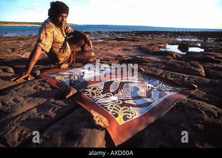 Aborigine-Künstler-Clan-Leader Terry Yumbulul mit eines seiner Gemälde Galiwinku Island NT Australien Stockfoto