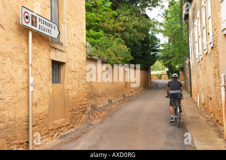 Radfahrer auf dem Weg nach Pernand Vergelesses und Beaune. Aloxe-Corton Dorf, Côte de Beaune, d ' or, Burgund, Frankreich Stockfoto