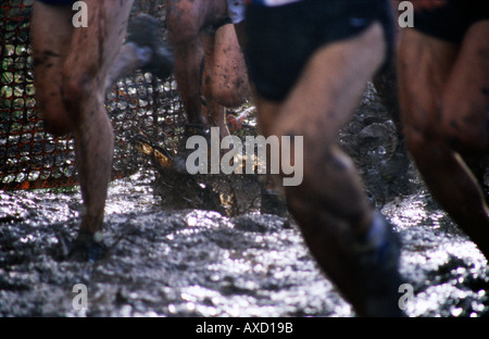 Durch den Schlamm in die Bretagne Cross Country Meisterschaft Schlammbildung Stockfoto