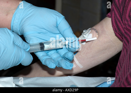 Bezirk Krankenschwester Reinigung Picc Linie zu Hause - peripher eingefügt zentralen Katheter Stockfoto