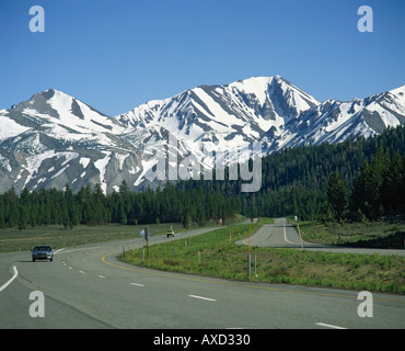 Autofahren auf der Autobahn 395 vor den schneebedeckten Bergen der Sierra Nevada in der Nähe von Mammoth Lakes Kalifornien U S A Stockfoto