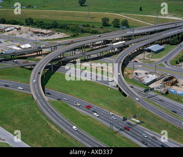 Blick hinunter auf geschwungenen Straßen Verbindungsstellen angehoben erhöhten Abschnitte und Kreuzungen mit Verkehrsflächen in der Nähe von Dallas Texas USA Stockfoto