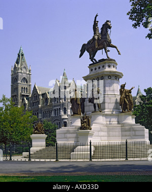 Das große George Washington Monument mit Statue des Mannes in der Mitte montiert auf dem Pferderücken Richmond Virginia USA Stockfoto