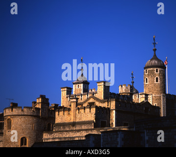 Tower von London in der Morgendämmerung. An den Ufern der Themse neben der Tower Bridge. Stockfoto