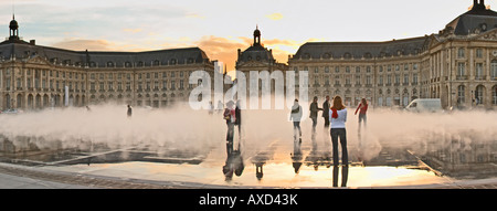 Place De La Bourse. Der Brunnen Miroir d ' eau, wodurch Reflexionen. Menschen spielen im Nebel Nebel. Bordeaux Gironde, Frankreich Stockfoto