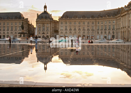 Place De La Bourse. Der neue Brunnen Miroir d ' eau, Wasser-Spiegel, so dass Reflexionen. Bordeaux Stadt, Aquitanien, Gironde, Frankreich Stockfoto