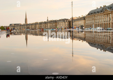 Turm und Kirche Eglise Saint-Michel. Les Quais. Place De La Bourse. Brunnen Miroir d ' eau, wodurch Reflexionen. Bordeaux, Frankreich Stockfoto