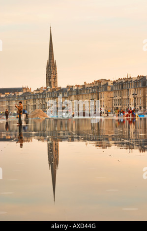 Turm und Kirche Eglise Saint-Michel. Les Quais. Place De La Bourse. Brunnen Miroir d ' eau, wodurch Reflexionen. Bordeaux, Frankreich Stockfoto