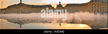 Place De La Bourse. Brunnen Miroir d ' eau, wodurch Reflexionen. Menschen spielen im Nebel Nebel. Bordeaux, Frankreich Stockfoto