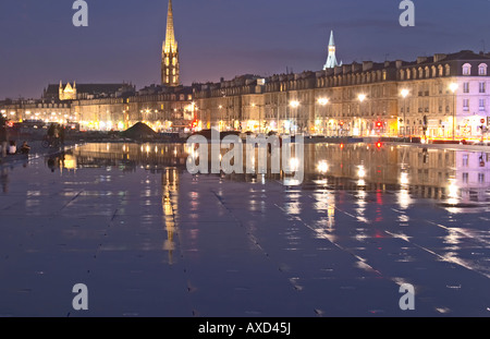 Turm und Kirche Eglise Saint-Michel. Place De La Bourse. Brunnen Miroir d ' Eau Reflexionen machen. Bordeaux, Frankreich Stockfoto